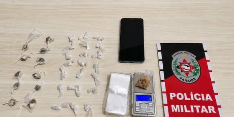 Suspeito foge da ROTAM e abandona bolsa com cocaína, maconha e crack em Cajazeiras