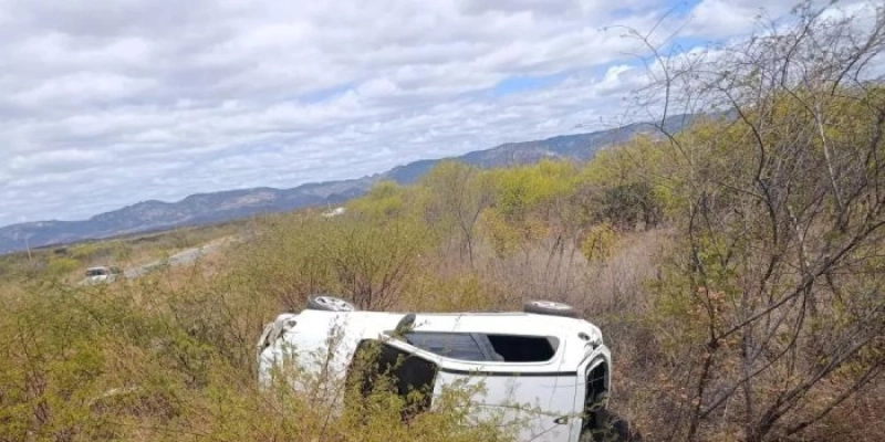 Mecânico sem CNH capota carro de cliente durante teste na PB-262, no Sertão da Paraíba