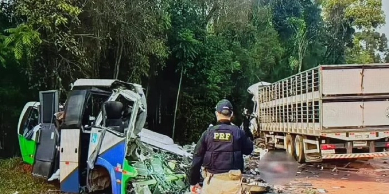Tragédia na BR-373: Colisão entre micro-ônibus da saúde e carreta deixa 23 mortos