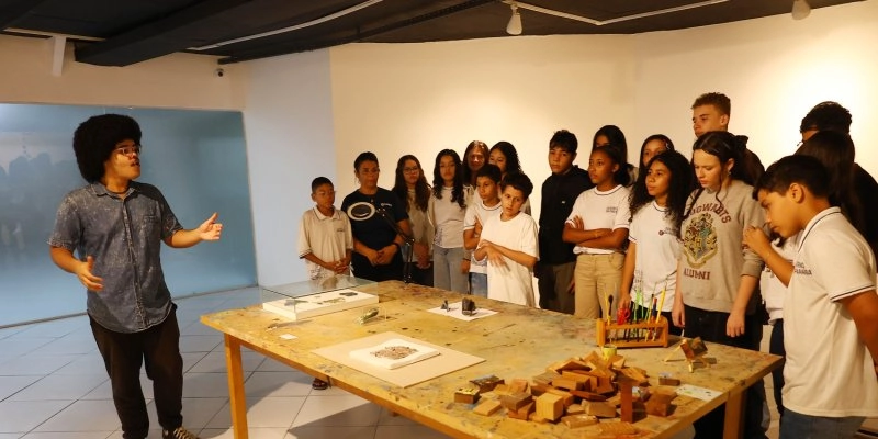 Atividade educativa sugere jogo de interpretação coletiva na exposição “Por uma Arte Menor”