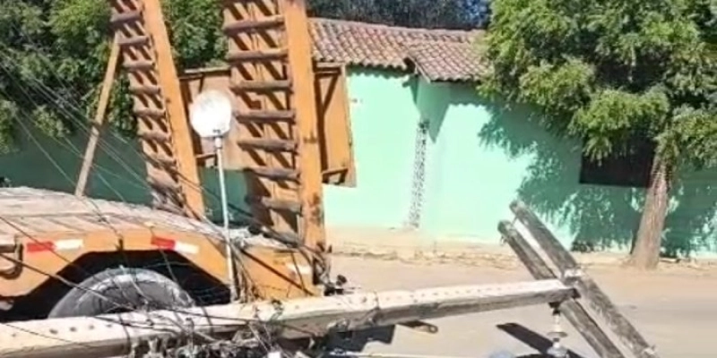 Acidente com carreta derruba poste de alta tensão e deixa bairro sem energia em Sousa