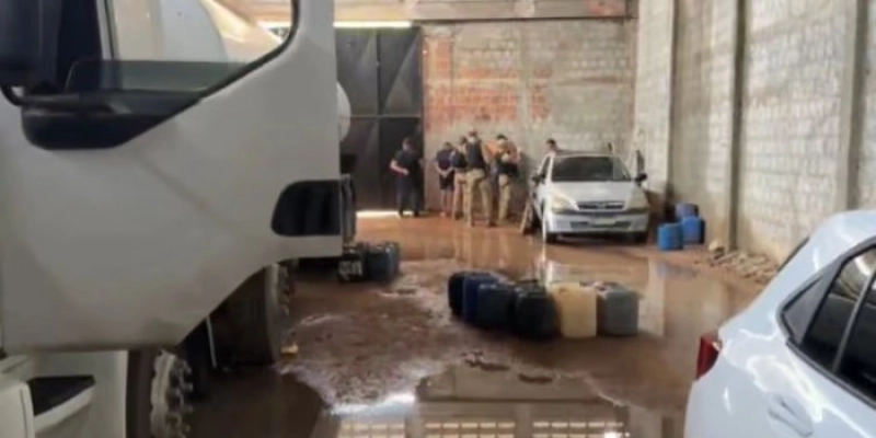 PM descobre galpão clandestino e prende quatro suspeitos por desvio de combustível, na PB