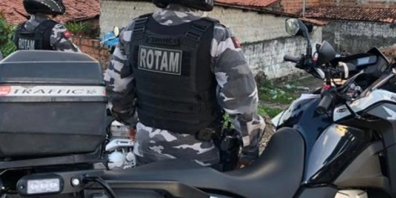 Foragido por roubo faz manobra perigosa de moto e acaba preso pela ROTAM no Centro de São Bento