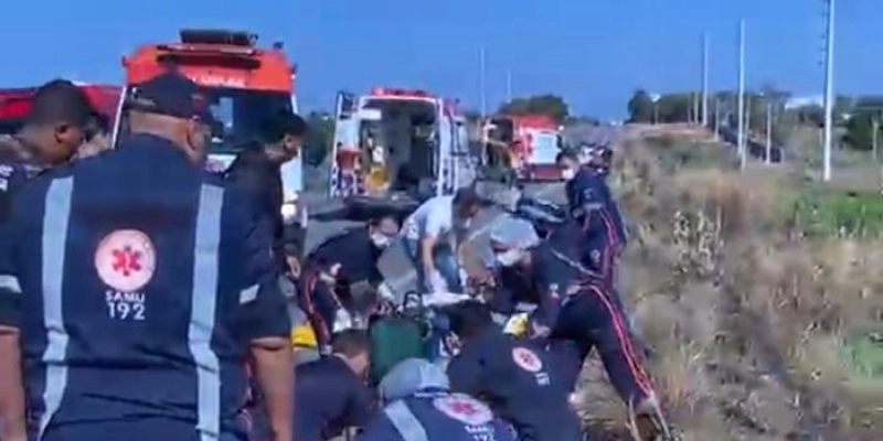 Crianças estão entre os feridos após capotamento na BR-230, em Cajazeiras