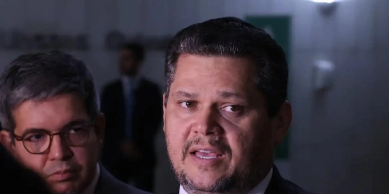 Alcolumbre envia PEC do fim da escala 6x1 para CCJ do Senado