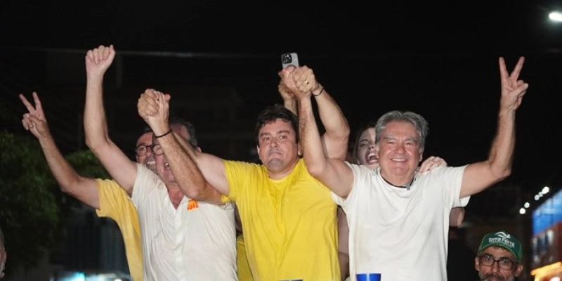 Ao lado de Helder, Lindolfo, vereadores e eleitores, Fábio Tyrone participa do primeiro Fofa Chão e comício realizado em Sousa