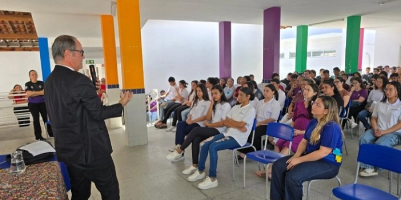  MP na escola: promotor faz alerta sobre uso de celulares por estudantes em sala de aula 
