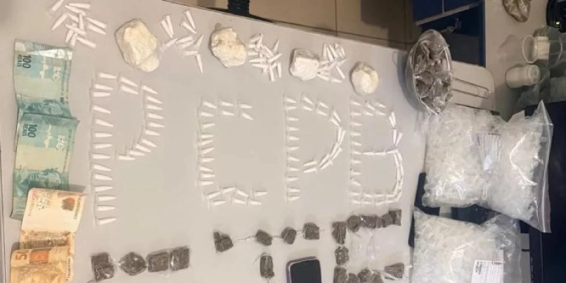 Trio é preso em flagrante com drogas, dinheiro e veículo durante ação policial no Sertão da PB