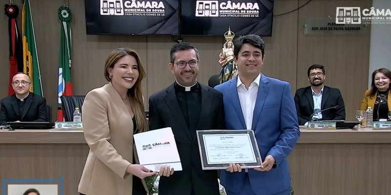 Vereador George Sucupira conduz homenagem e entrega cidadania sousense ao padre Antônio Sérgio; Vídeo