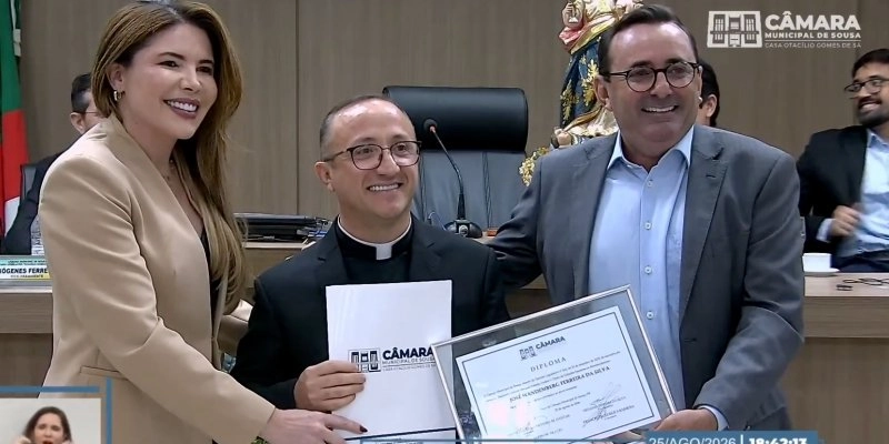 Câmara de Sousa entrega título de cidadão ao Padre Dedé por atuação junto à comunidade