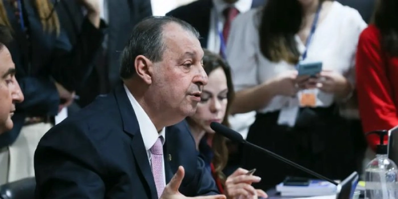 Relator da CCJ do Senado vota a favor da PEC do fim da escala 6x1
