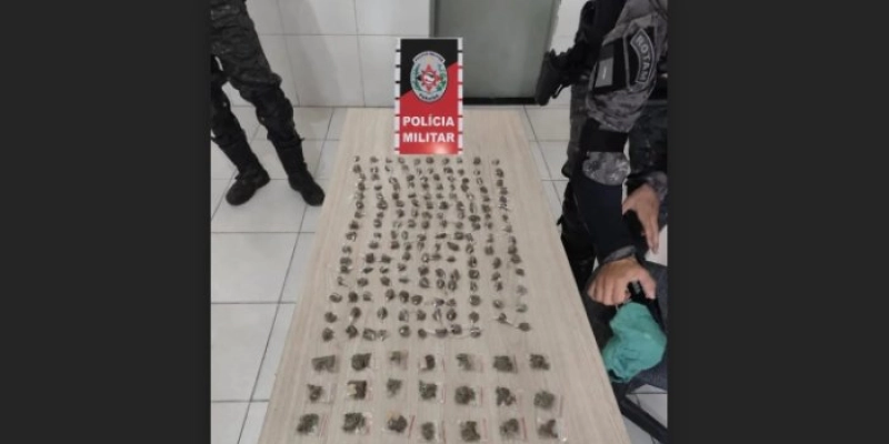 Suspeito tenta fugir para dentro de casa, mas é preso com maconha, haxixe e crack em Cajazeiras