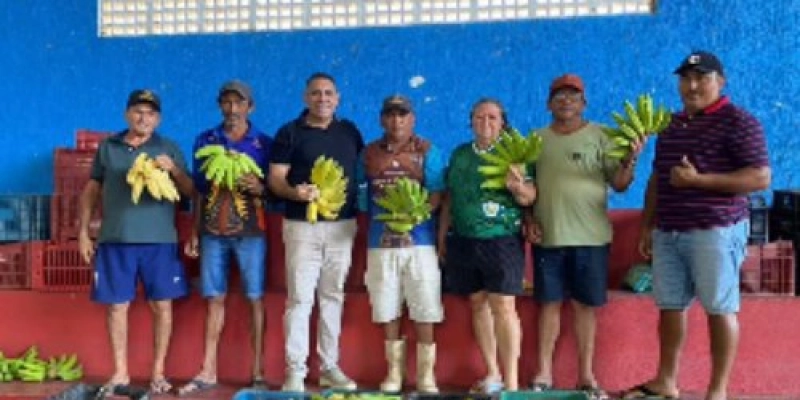 Prefeito João Neto acompanha distribuição de alimentos para famílias cadastradas na Assistência Social