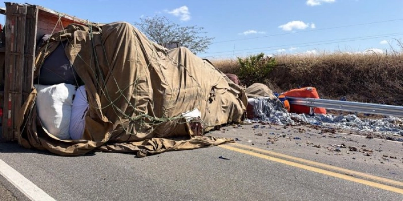 Caminhão tomba na BR-230 em Pombal e bloqueia parcialmente trecho da rodovia