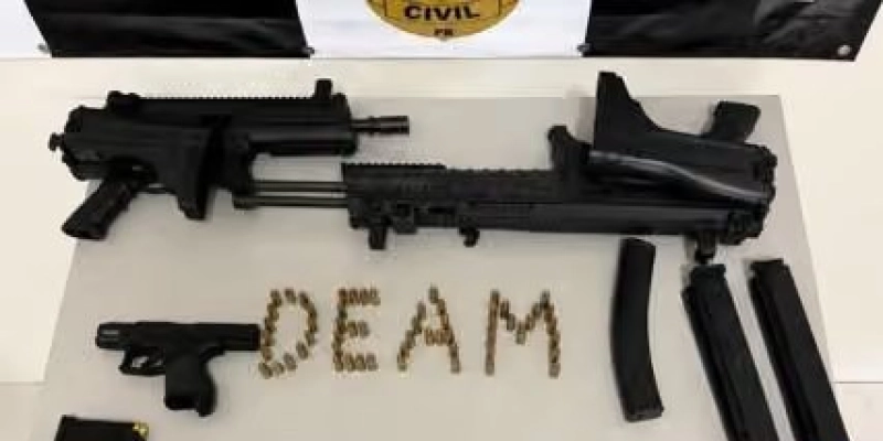 Polícia Civil apreende submetralhadoras e pistolas na casa de preso