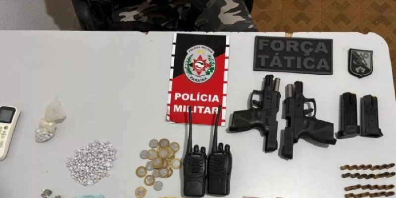 Comerciante tenta fugir da PM e é preso com armas, rádio comunicadores e crack no Sertão