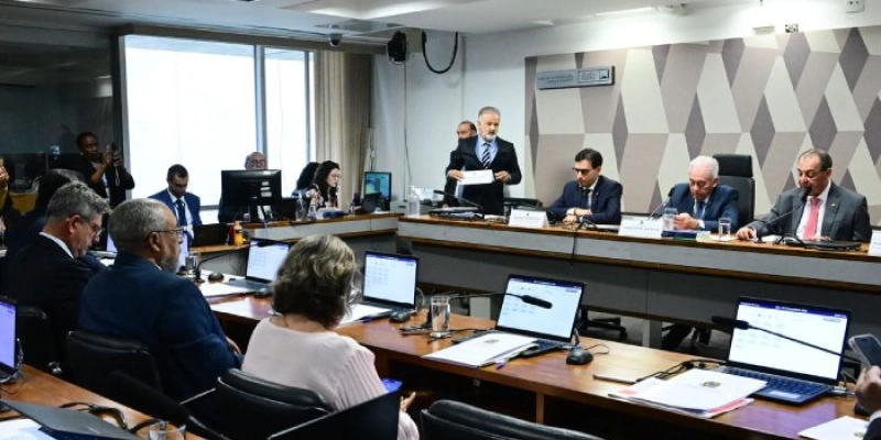 CCJ do Senado aprova PEC que acaba com a jornada de trabalho 6x1