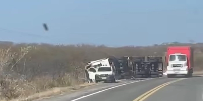 Caminhão tomba na BR-230 e marca segundo acidente no mesmo trecho em 24 horas, entre Pombal e Aparecida