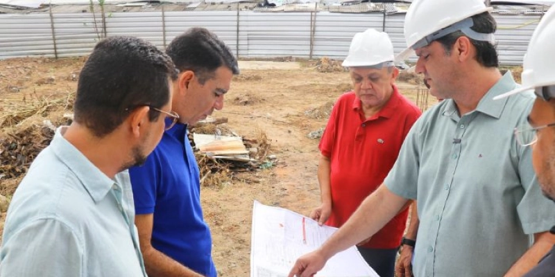 Leo Bezerra acompanha retomada das obras e prevê entrega do Mercado do Rangel em seis meses