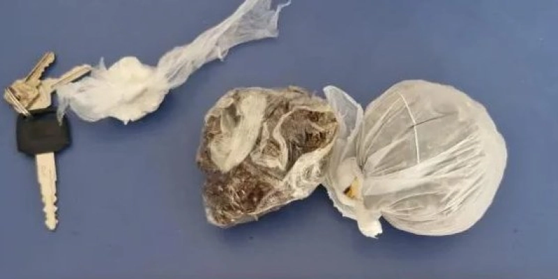 Casal tenta fugir da PM mas é detido com maconha e cocaína em São José de Piranhas
