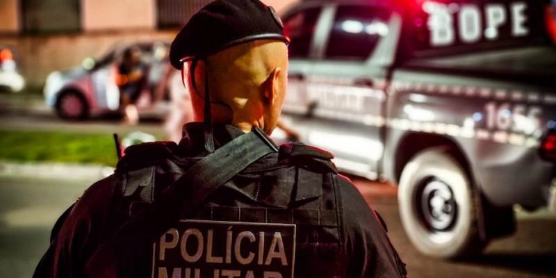 Mulher é conduzida à delegacia após denúncia de maus-tratos contra cães