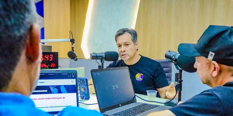 Júnior Araújo destaca, em entrevista à imprensa, leis voltadas à proteção das mulheres e à saúde de estudantes da rede estadual