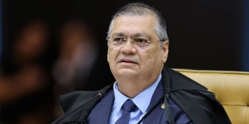 Dino reage a Mendonça, reconduz chefe da PF e leva crise ao plenário do STF