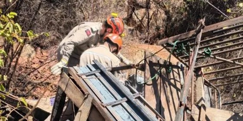 Casal escapa sem ferimentos graves após capotamento de D-20 na PB-262