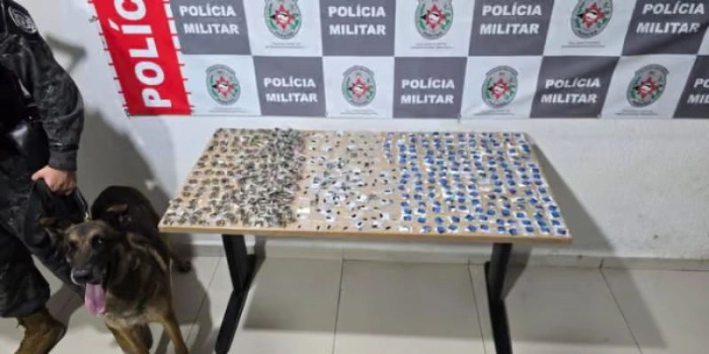 Ação da CPCães apreende skunk, cocaína e haxixe após fuga de suspeitos na Capital