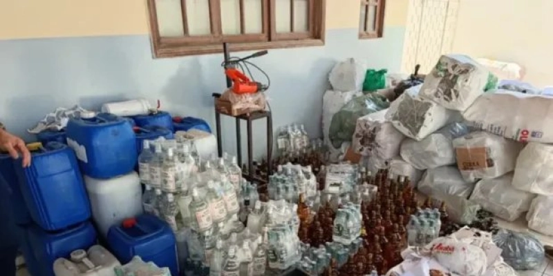 Operação fecha, na PB, fábrica clandestina de cachaça e aponta PM como responsável