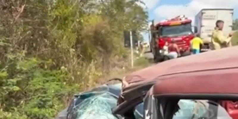 Colisão frontal entre carro e ônibus deixa motorista preso às ferragens na Paraíba
