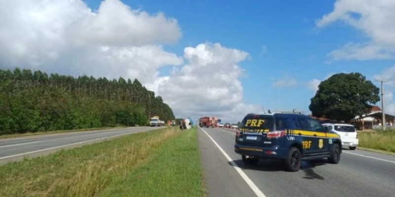 Caminhão-tanque tomba na BR-230 e provoca interdição parcial no tráfego