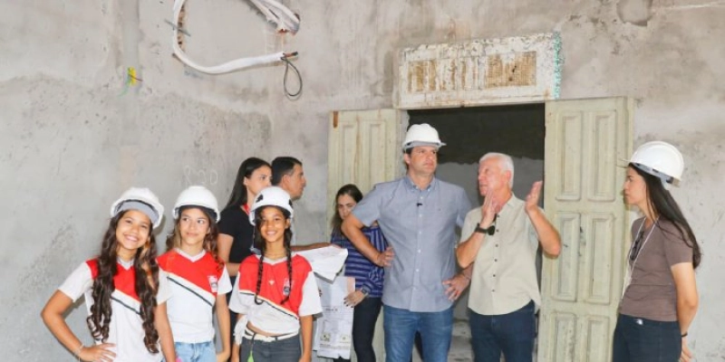 Leo Bezerra inspeciona obras da Escola Dom Adauto, que alia modernidade e preservação do patrimônio histórico