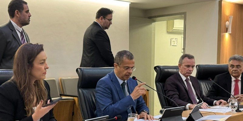 Jutay preside reunião que analisa emenda sobre Administração Tributária e proposta é aprovada na Assembleia Legislativa