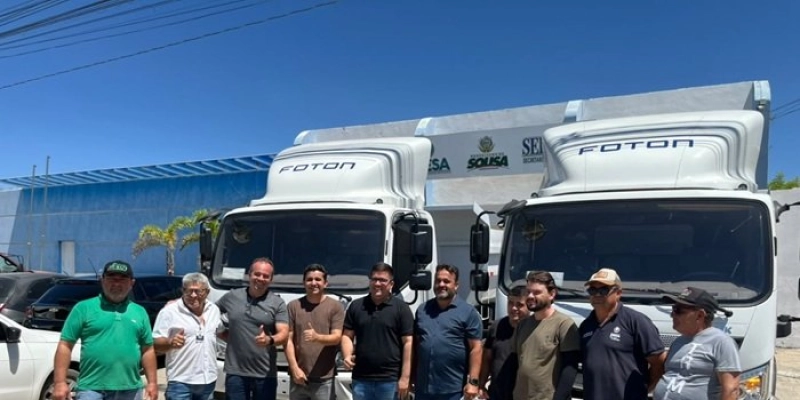 Prefeitura de Sousa entrega novas caçambas para reforçar serviços da secretaria de urbanismo