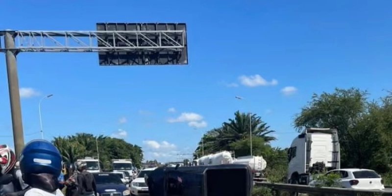 Capotamento de carro bloqueia faixas e gera congestionamento de 4 km na BR-230