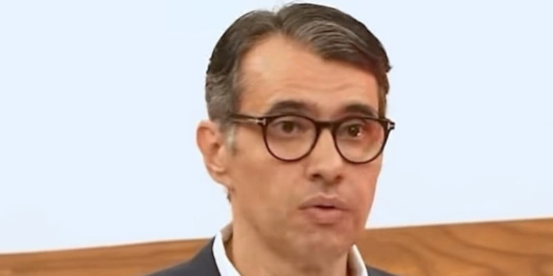 Hugo Motta pede ao TRE-PB retirada de propaganda de André Gadelha que cita Caso Master