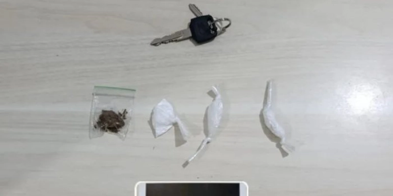 Força Tática apreende drogas e conduz homem à delegacia em Cajazeiras