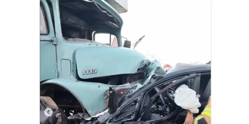 Colisão frontal entre carro e caminhão deixa dois mortos e um ferido grave na BR-230