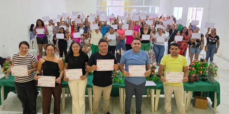 João Neto participa da entrega de certificados de curso de artesanato em Aparecida