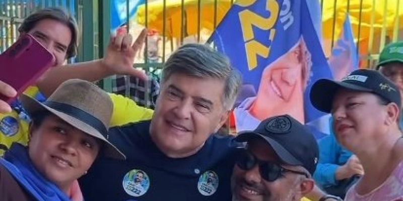 Wellington Roberto visita feira de Sumé ao lado de Caio Roberto e do ex-prefeito Éden