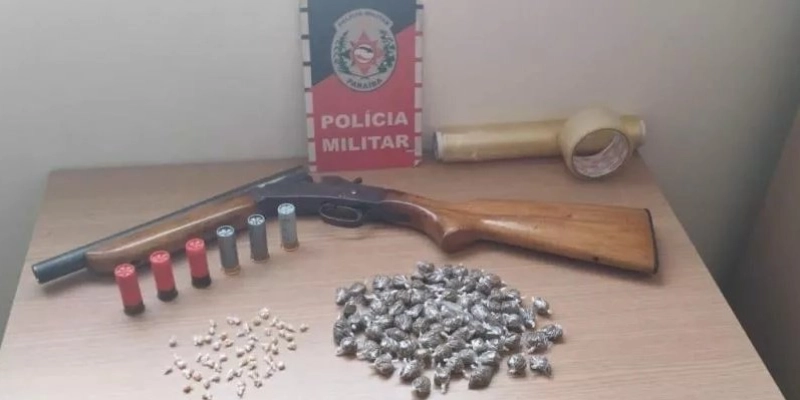 Operação apreende adolescente com espingarda e prende suspeita de tráfico