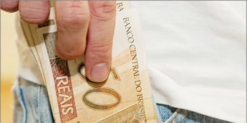 Endividamento das famílias se aproxima de 50% em agosto impulsionado por juros altos no cartão