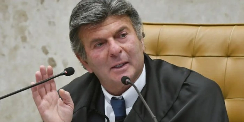 Fux atende campanha de Flávio Bolsonaro e suspende decisão de Dino sobre posts eleitorais
