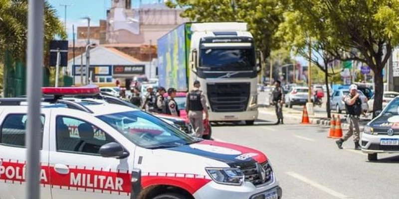 Homem é preso após ameaçar a companheira de morte, resistir à prisão e tentar agredir policiais, em Patos