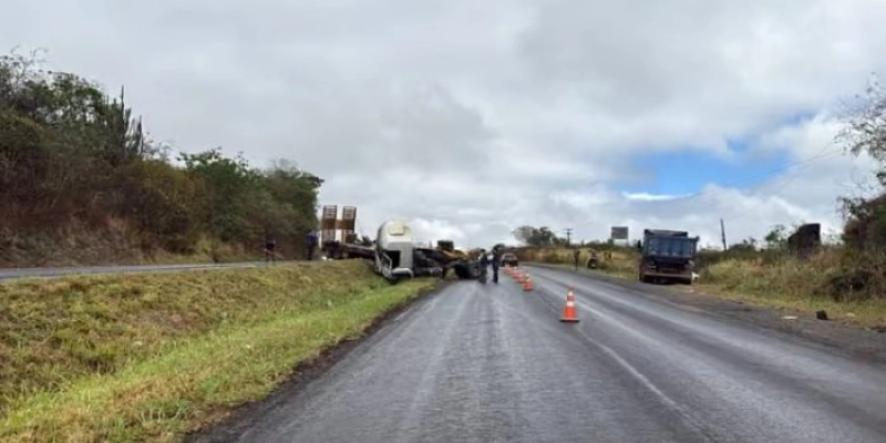 Caminhão perde o controle, invade canteiro central e interdita trecho da BR-230, na Paraíba
