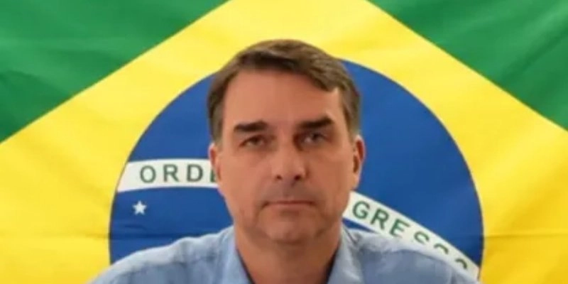 Lula fica fora do último debate antes do 1º turno; Flávio Bolsonaro participa