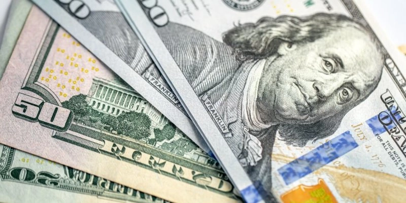 Dólar cai a R$ 5, e bolsa sobe quase 8% após primeiro turno