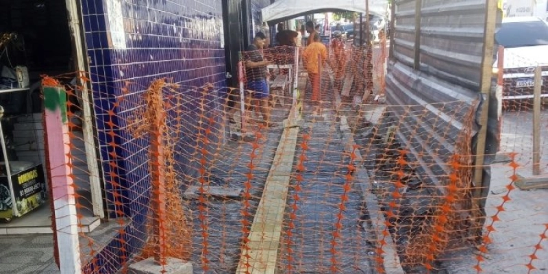 Seinfra renova estrutura de telhado e de calçadas do Centro Comercial de Passagem após incêndio