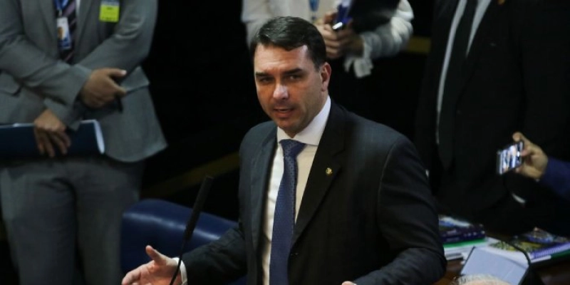 Mendonça multa Flávio Bolsonaro em R$ 5 mil por impulsionar propaganda negativa contra Lula